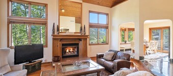 Beautifull Alpine Home with Panoramic Views from Deck , Open Concept, Hot Tub 