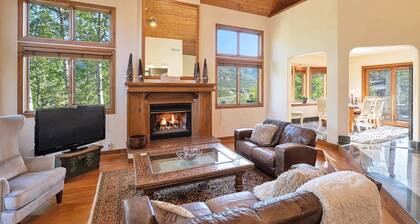 Schönes alpines Haus mit Panoramablick von Deck, offenem Konzept, Whirlpool