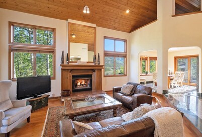 Beautifull Alpine Home with Panoramic Views from Deck , Open Concept, Hot Tub 