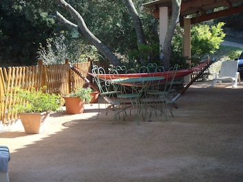 terrasse avec barriÚre en bois sécurisée