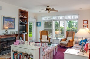 Televisión y chimenea 