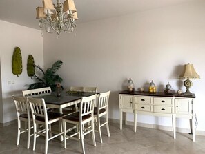 Vil·la, 5 dormitoris, vistes a la piscina | Zona de menjador de l'habitació