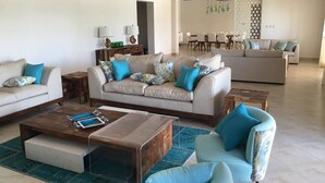 Villa, 5 chambres, vue piscine | Coin séjour | Télévision à écran plat