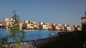 3 kolam renang indoor dan 3 kolam renang outdoor