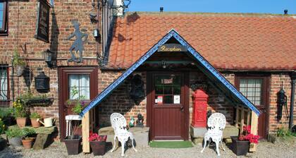 COTTAGE SLEEPING 4 HAYSTACK/HAYLOFT NEXT TO FOX COVERT PUB YARM