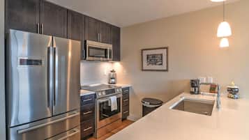 Jääkaappi, mikroaaltouuni, uuni, liesi