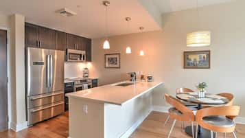 Jääkaappi, mikroaaltouuni, uuni, liesi