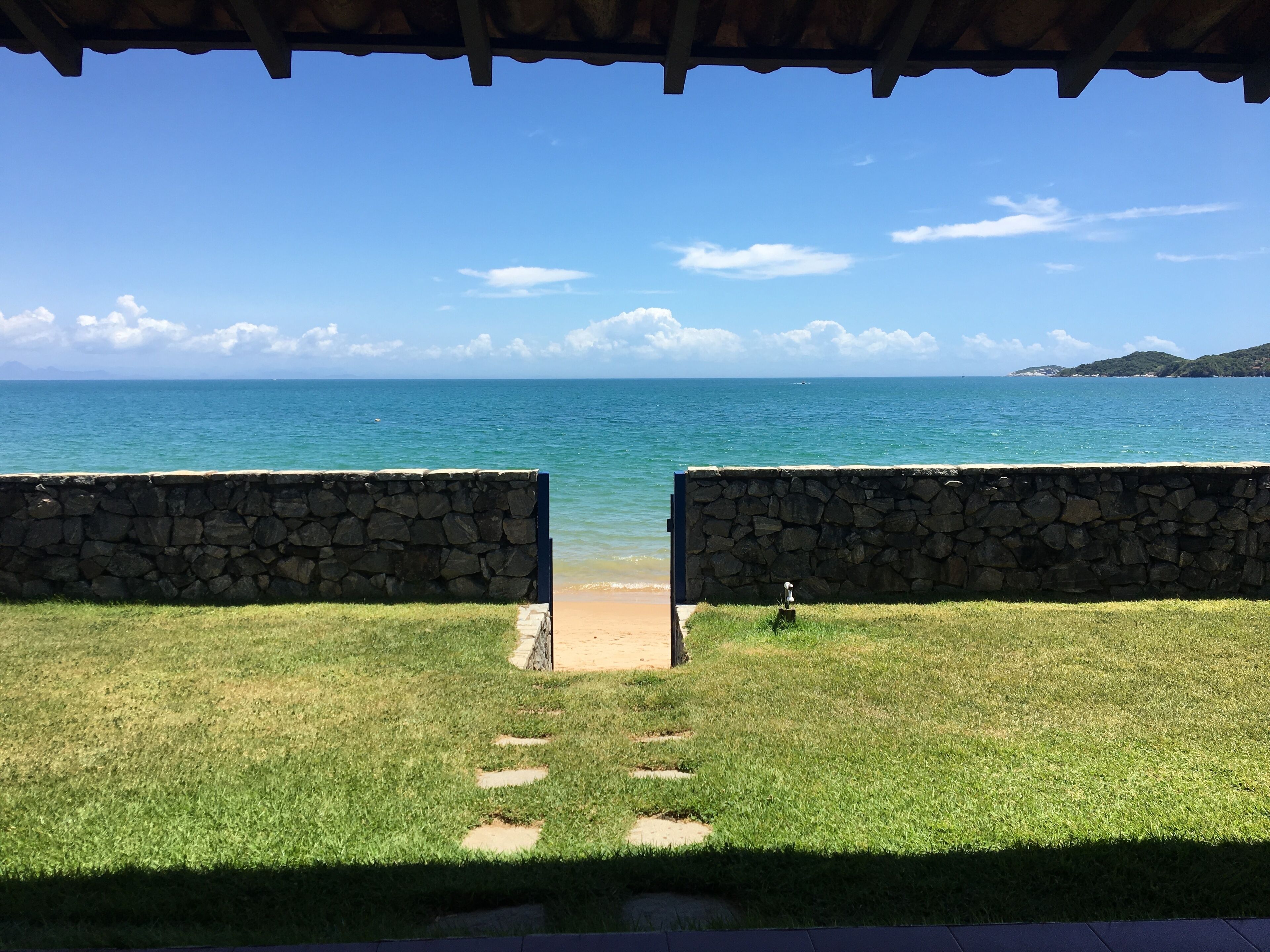 Na praia, espreguiçadeiras, toalhas de praia 