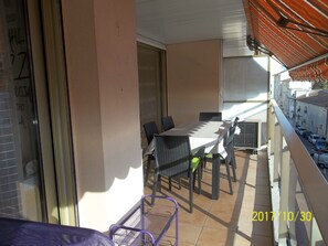 Outdoor dining - Beautiful Apartment F2, 58 m2, Residence with swimming pool. (Juan les pins)