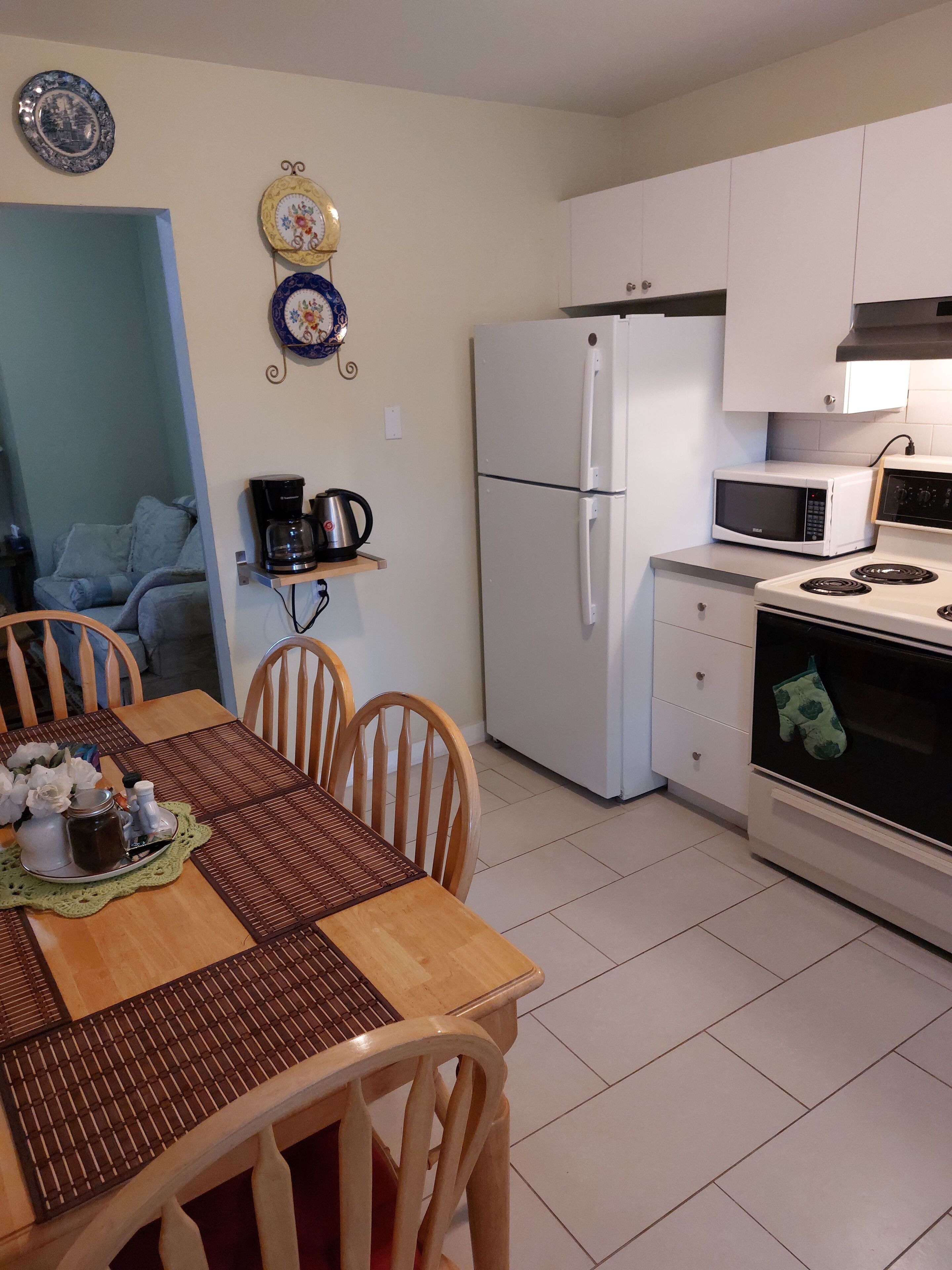 Réfrigérateur, micro-ondes, plaque de cuisson, cafetière/bouilloire