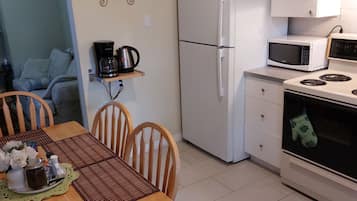 Réfrigérateur, micro-ondes, plaque de cuisson, cafetiÚre/bouilloire