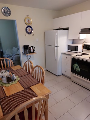 Kühlschrank, Mikrowelle, Herdplatte, Wasserkocher mit Kaffee-/Teezubehör