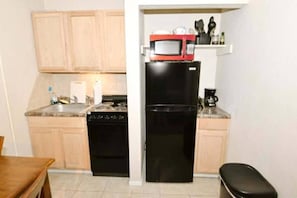 Coffee/tea maker, fridge, microwave, oven - Studio apartment close to Notre Dame (1309. 4) (South Bend)