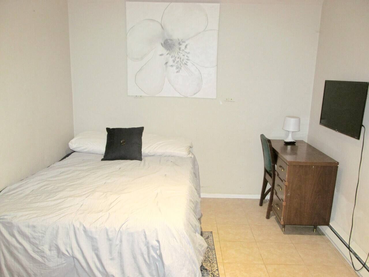 Iron/ironing board, WiFi (free), bed sheets
