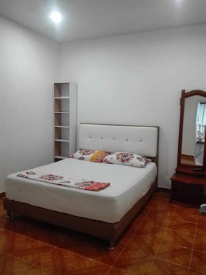 Tabla de planchar con plancha, wifi gratis y ropa de cama 