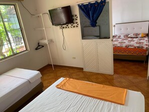 Chambre Familiale, plusieurs lits | Fer et planche à repasser, Wi-Fi gratuit, draps fournis