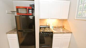 Coffee/tea maker, fridge, microwave, oven