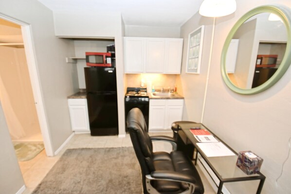 ثلاجة، ميكروويف، فرن، موقد طهي مسطح