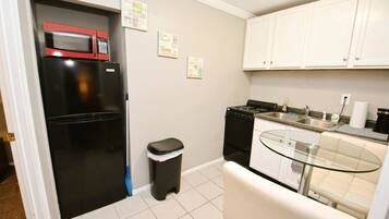 Coffee/tea maker, fridge, microwave, oven