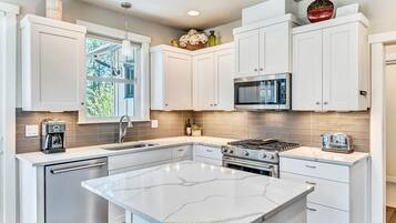 KylskÄp, mikrovÄgsugn, ugn och spishÀll