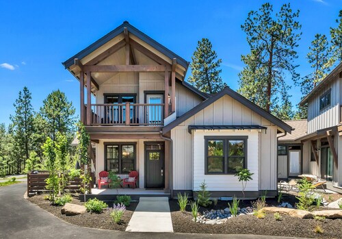 Minutes to Deschutes River Trail with Hot Tub & Fire Pit!