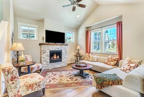 Smart-TV, Kamin, Bücher