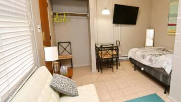 Tabla de planchar con plancha, wifi y ropa de cama