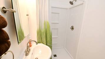 Bathtub, hair dryer, towels