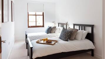 3 kamar tidur, tirai kedap cahaya, dan setrika/meja setrika