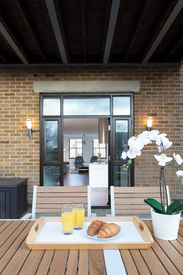 Terrace/patio - Hampden Apartments - The Charles (Windsor)