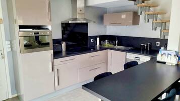 Réfrigérateur, micro-ondes, four, plaque de cuisson