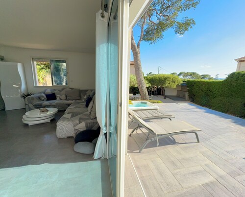 Villa à St-Raphaël avec spa privé, jardin clos et terrasse – plage à 5 min