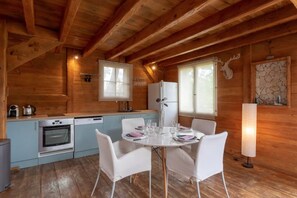 Fridge, microwave, oven, stovetop - L'Esprit Montpel "La Cabane-Chalet de Montagne (Vendargues)