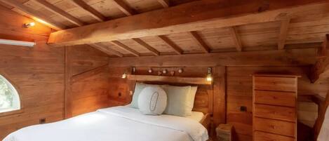 2 bedrooms, travel crib, free WiFi, bed sheets