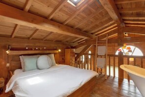 2 bedrooms, travel cot, free WiFi, bed sheets