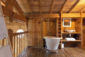 Baignoire, sèche-cheveux, serviettes fournies, savon