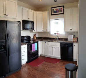 Frigorifero, microonde, forno, piano cottura