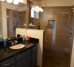 Dusche, Haartrockner, Handtücher, Seife