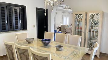 Villa, 5 Bedrooms | In-room dining