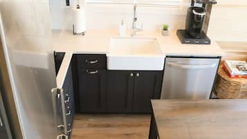 Een koelkast, een microgolfoven, een kookplaat, een vaatwasser