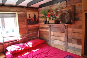 1 dormitorio, tabla de planchar con plancha, wifi y ropa de cama