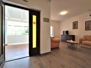 TV - MORENA vacation apartment with large garden for shared use (Rakalj)