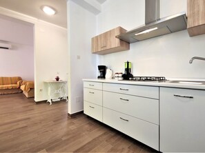 Frigorifero, microonde, forno, piano cottura