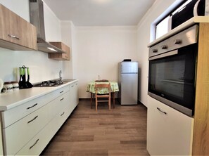 Frigorifero, microonde, forno, piano cottura