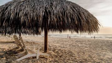 Playa privada, playa de arena blanca, camastros y sombrillas