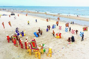 전용 해변, 백사장, 일광욕 의자, 비치 파라솔
