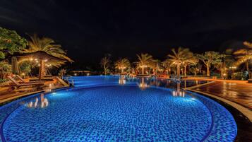 Piscine extérieure, parasols de plage, chaises longues