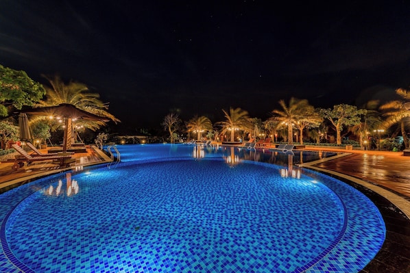 Una piscina al aire libre (de 06:00 a 18:00), sombrillas, tumbonas