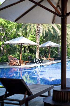 Piscine extérieure, accès possible de 6 h à 18 h, parasols