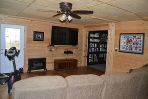 Smart TV, fireplace, video games, DVD player - BUCK FALLS LOG CABIN, 5 bedroom Chalet RETREAT between Highlands and Franklin NC (Highlands)